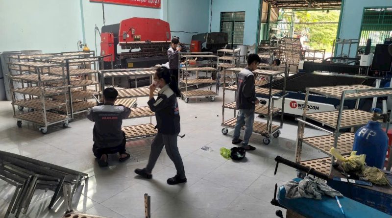 Kệ inox đục lổ 304